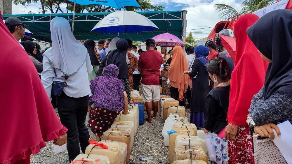 Warga umat muslim sedang mengantre minyak tanah subsidi Idulfitri di Masjid Baitul Rahman, SP2, Timika, Papua Tengah, Selasa (11/4/2023). (IDN Times/Endy Langobelen)