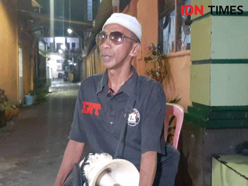 Zainuddin (53), difabel yang bangunkan warga sahur sejak 1998. (Dahrul Amri/IDN Times Sulsel)