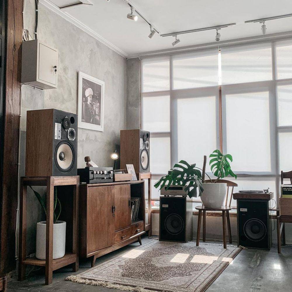 Emily Listening Space (instagram.com/emilylisteningspace)