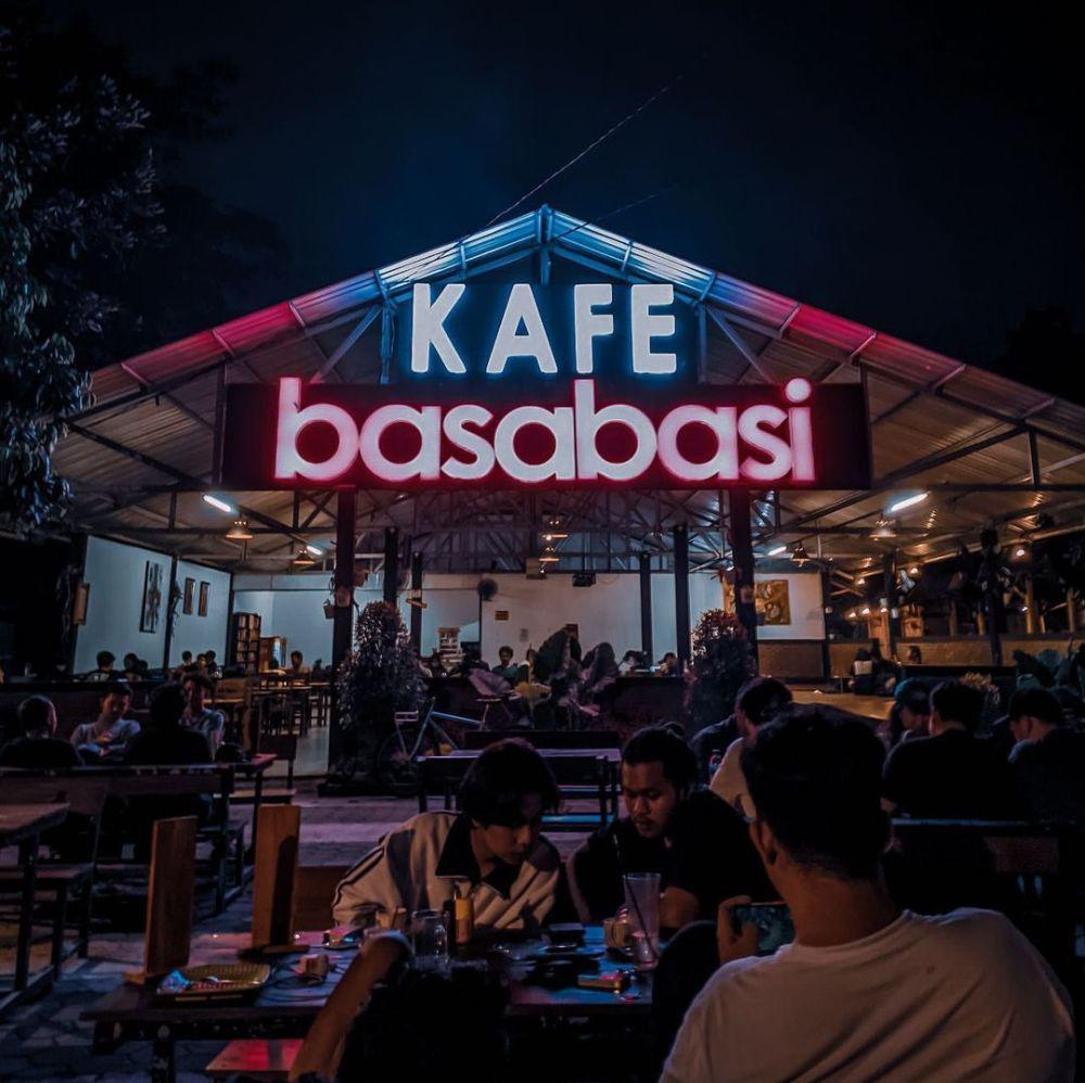 Pelataran Kafe Basabasi (Instagram.com/kafebasabasi)