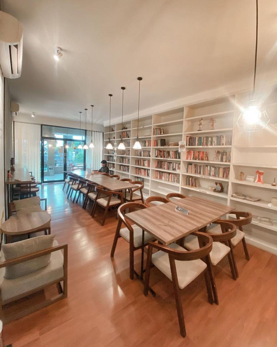 Ruangan lantai 2 Sintesis Coffee and Space (Instagram.com/sintesiscoffee)