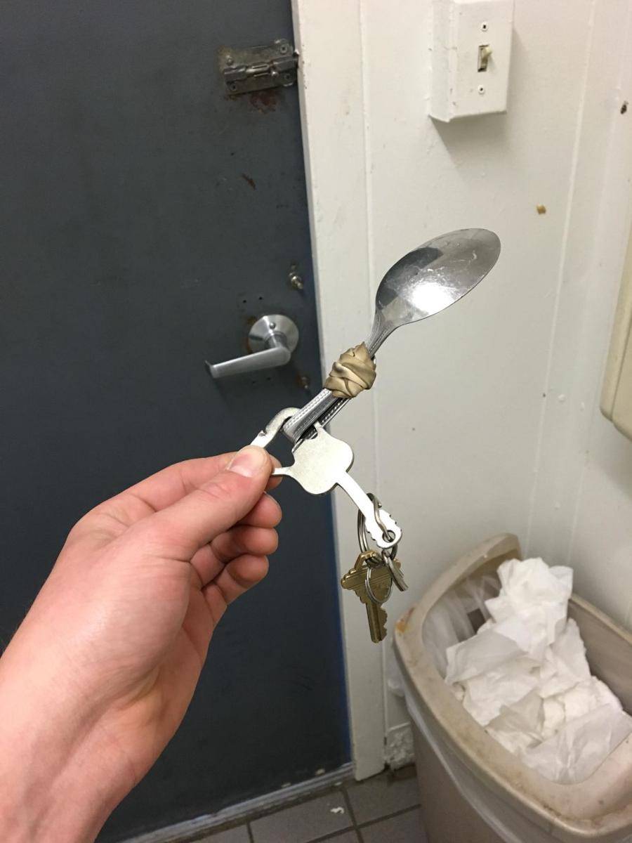 potret momen apes di SPBU (reddit.com/user/WeirdURL)