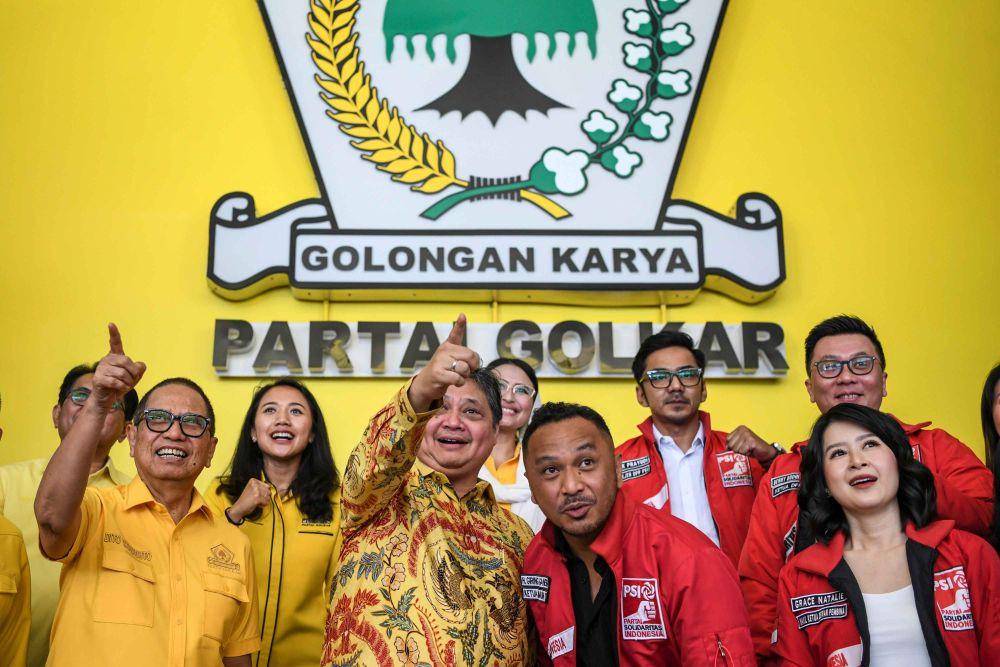 Ketua Umum Partai Golkar Airlangga Hartarto (ketiga kiri) berbincang dengan Ketua Umum Partai Solidaritas Indonesia (PSI) Giring Ganesha (keempat kanan) bersama Wakil Ketua Dewan Pembina PSI Grace Natalie (kedua kanan) usai memberikan keterangan pers di Kantor DPP Partai Golkar, Slipi, Jakarta, Rabu (12/4/2023). (ANTARA FOTO/M Risyal Hidayat)
