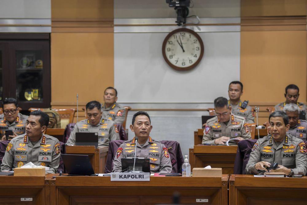 Kapolri Jenderal Pol Listyo Sigit Prabowo (tengah) mengikuti rapat kerja dengan Komisi III DPR di kompleks Parlemen, Senayan, Jakarta, Rabu (12/4/2023). (ANTARA FOTO/Galih Pradipta)