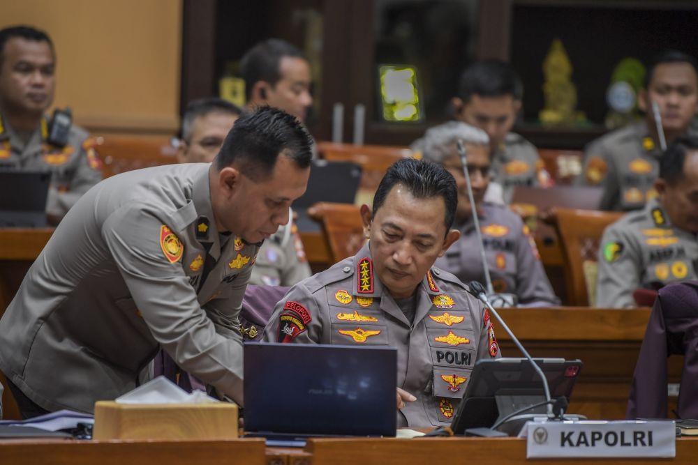 Kapolri Jenderal Pol Listyo Sigit Prabowo (kanan) mengikuti rapat kerja dengan Komisi III DPR di kompleks Parlemen, Senayan, Jakarta, Rabu (12/4/2023). (ANTARA FOTO/Galih Pradipta)