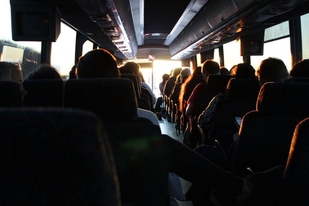 para penumpang sedang traveling naik bus (Unsplash/Ash Gerlach)