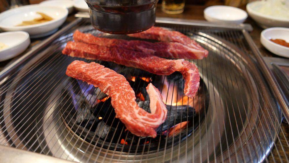 ilustrasi membakar daging di atas arang (pixabay.com/sumuchien)