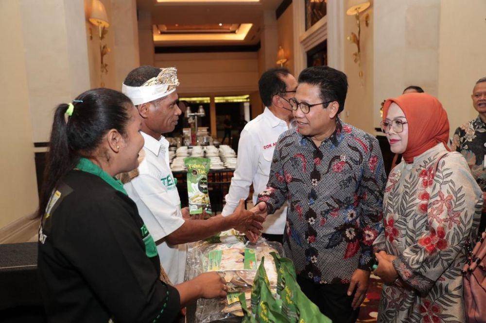 Caption Foto: Menteri Desa, Pembangunan Daerah Tertinggal, dan Transmigrasi Abdul Halim Iskandar, didampingi istri Lilik Umi Nashriyah memberikan arahan sekaligus membuka Workshop Nasional Program TEKAD 2023 di Trans Resort Bali, Rabu (12/04/2023). Turut hadir Wakil Gubernur Bali, Tjokorda Oka Arta Ardana Sukawati, Country Director IFAD Hani Elsadani, Dirjen PEI Harlina Sulistyorini, Dirjen PPDT Eko Sri Haryanto. (Dok. Kemendes PDTT)