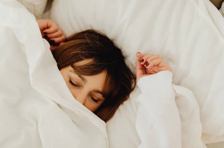 ilustrasi wanita tertidur pulas (pexels.com/karolinagrabowska)