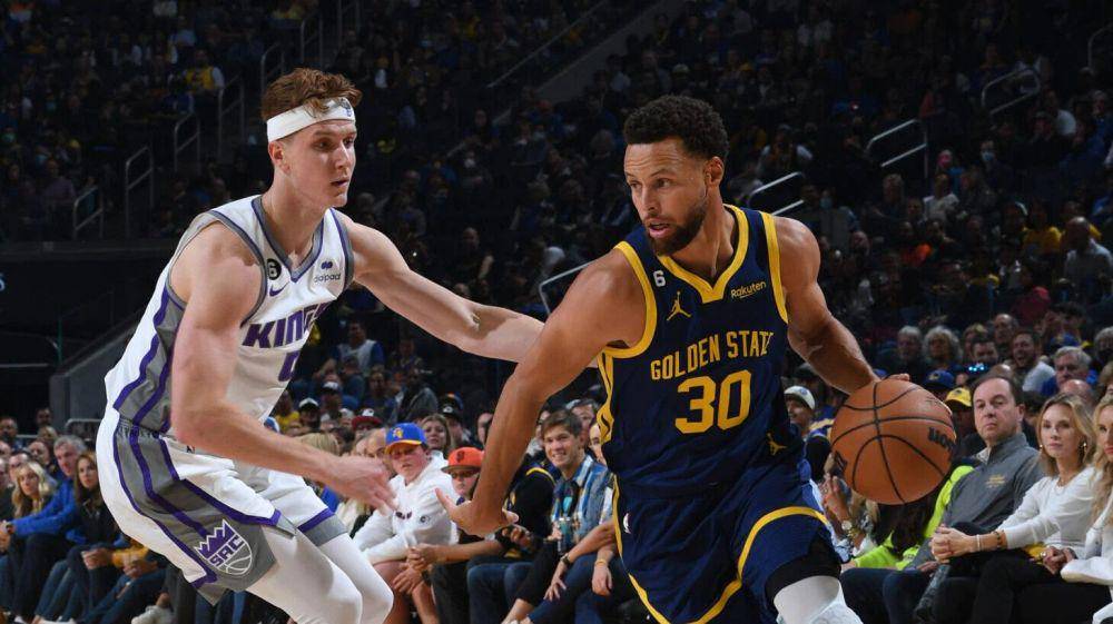 Kevin Huerter dan Stephen Curry (nba.com)