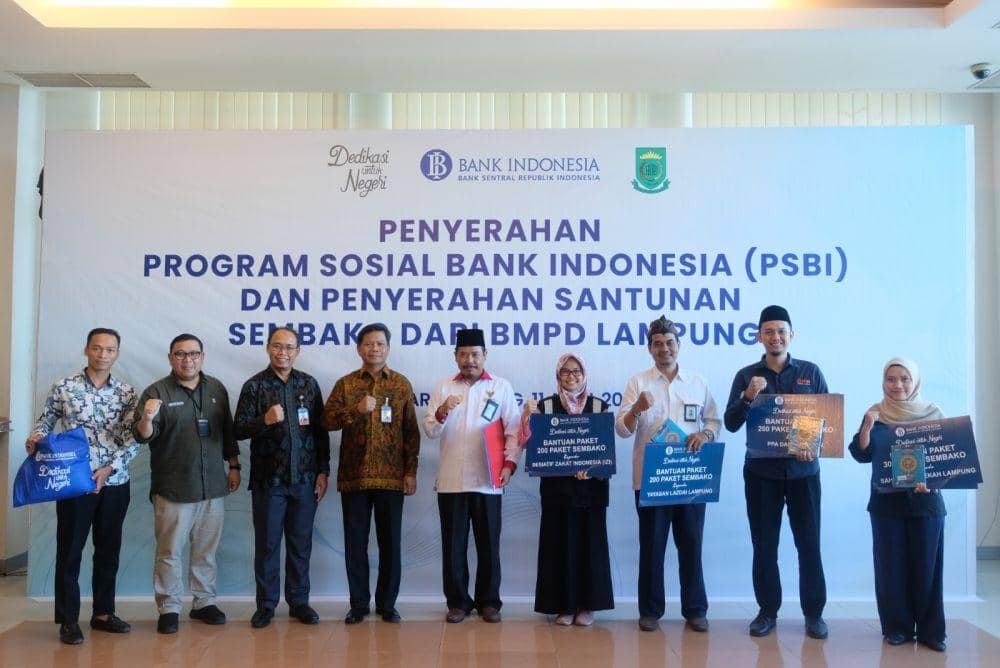 Sebanyak 2.100 paket sembako disalurkan melalui Program Sosial Bank Indonesia (PSBI) dan BMPD Lampung, Selasa (11/4/2023). (Dok. BI Lampung). 
