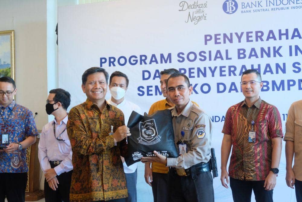 Sebanyak 2.100 paket sembako disalurkan melalui Program Sosial Bank Indonesia (PSBI) dan BMPD Lampung, Selasa (11/4/2023). (Dok. BI Lampung). 
