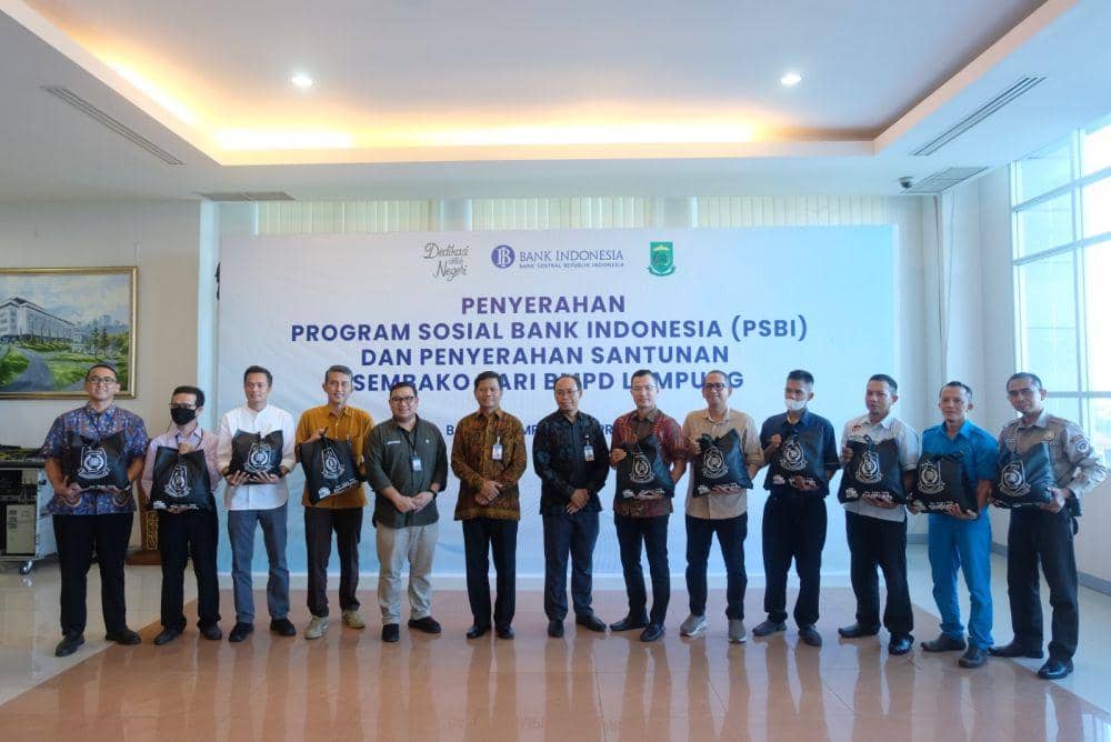 Sebanyak 2.100 paket sembako disalurkan melalui Program Sosial Bank Indonesia (PSBI) dan BMPD Lampung, Selasa (11/4/2023). (Dok. BI Lampung). 