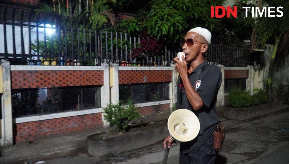 Kisah Difabel di Makassar 25 Tahun Keliling Bangunkan Warga Sahur