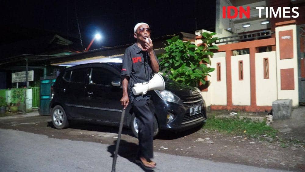 Zainuddin (53), difabel yang bangunkan warga Makassar sejak 1993. (Dahrul Amri/IDN Times Sulsel)