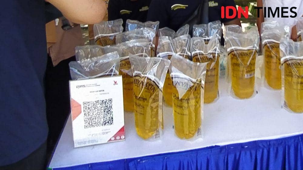 Pengunaan QRIS di pasar murah di kantor TP PKK Sulsel, Rabu (12/4/2023). IDN Times/Asrhawi Muin