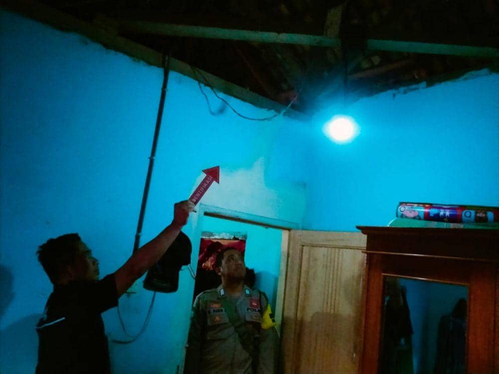 Suami Tidur Siang, Istri Ditemukan Tewas Tergantung di Plafon Rumah