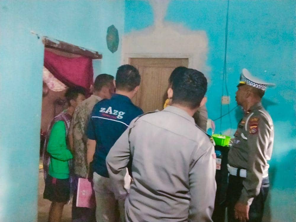 Polisi melakukan olah TKP di rumah korban. (dok. Polres Lombok Tengah)