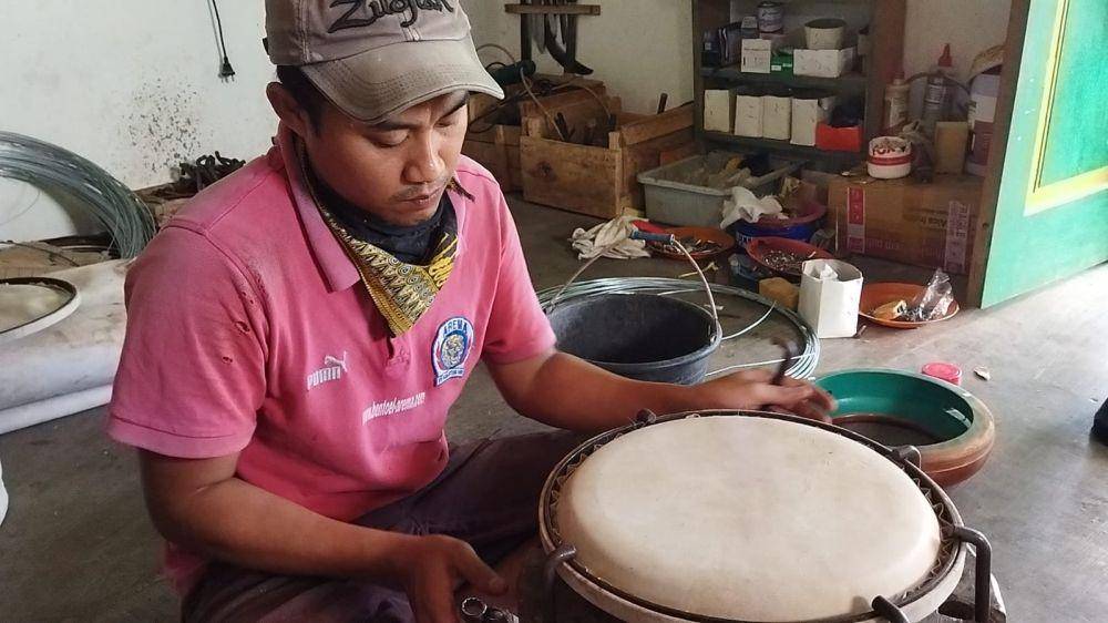 Rebana buatan warga Kota Malang, Arief. (IDN Times/Rizal Adhi Pratama)
