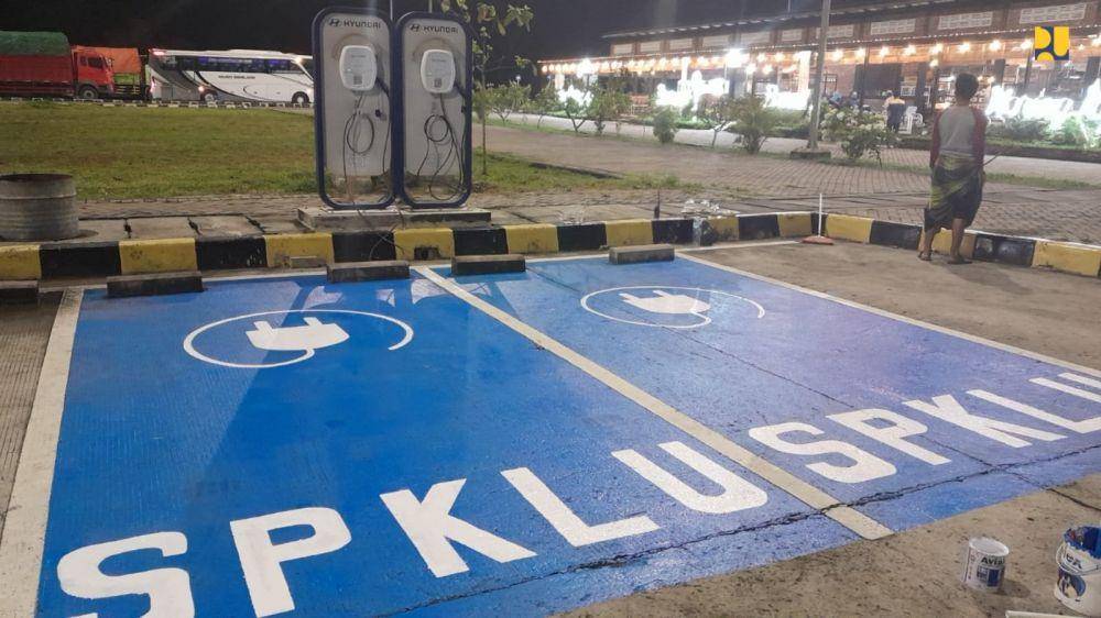 SPKLU di rest area tol. (dok. Kementerian PUPR)