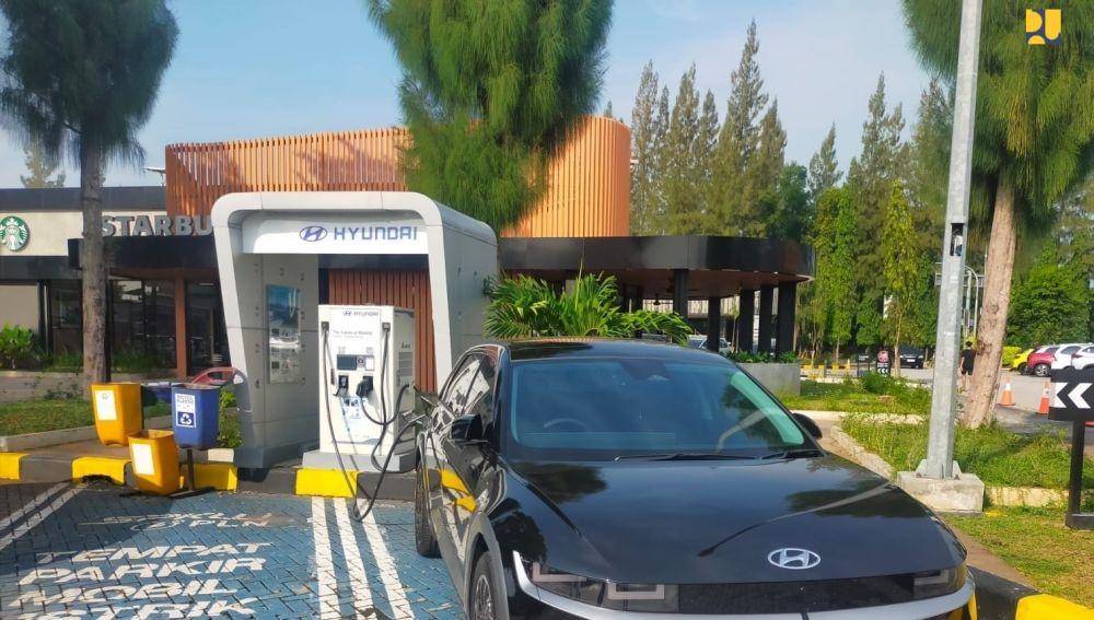 SPKLU di rest area tol. (dok. Kementerian PUPR)