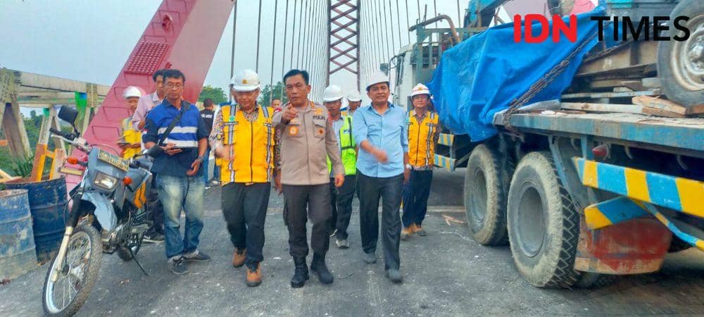 Kapoldasu Irjen Irjen Pol RZ Panca Putra Simanjuntak, saat meninjau langsung jembatan Sei Wampu Langkat (IDN Times/ Bambang Suhandoko)
