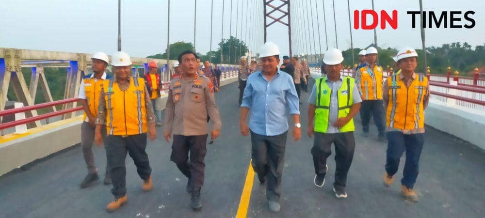 Kapoldasu Irjen Irjen Pol RZ Panca Putra Simanjuntak, saat meninjau langsung jembatan Sei Wampu Langkat (IDN Times/ Bambang Suhandoko)