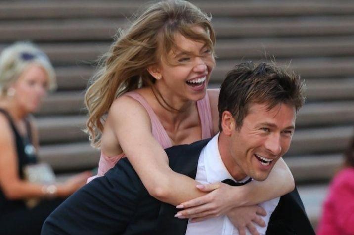 9 Potret Kedekatan Sydney Sweeney dan Glen Powell, Main Film Bareng!