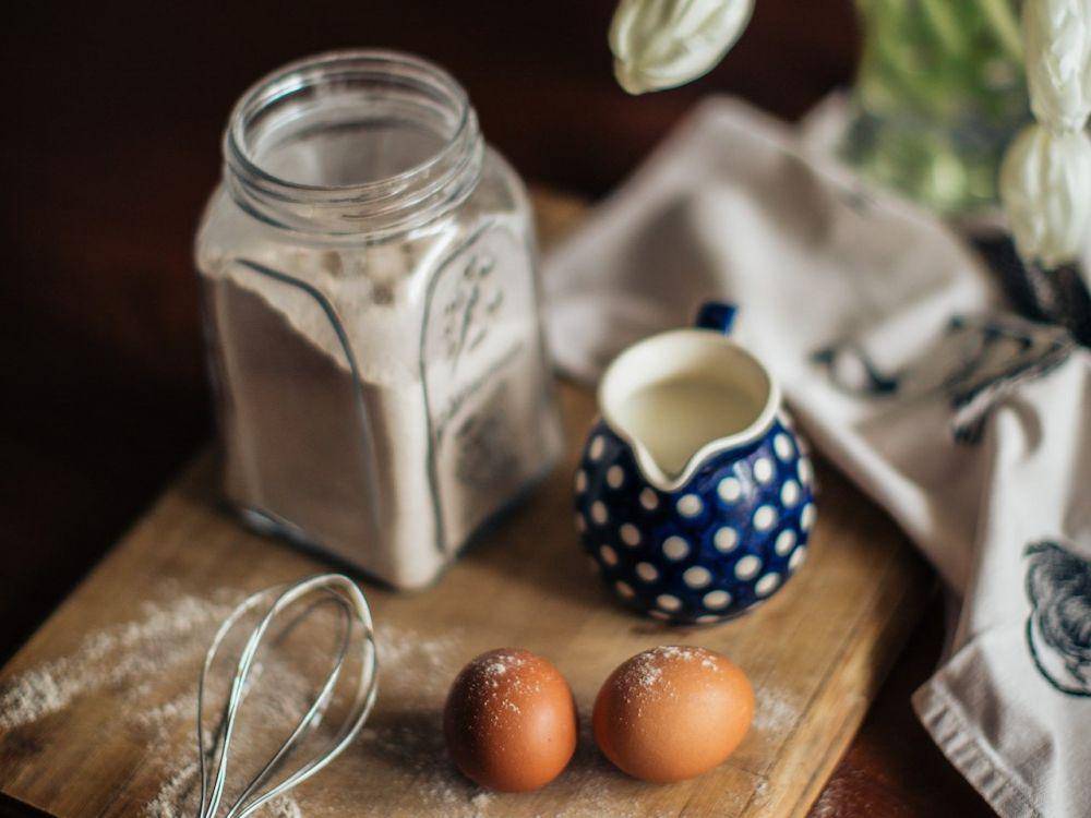 ilustrasi susu dan tepung (pexels.com/Elina Fairytale)