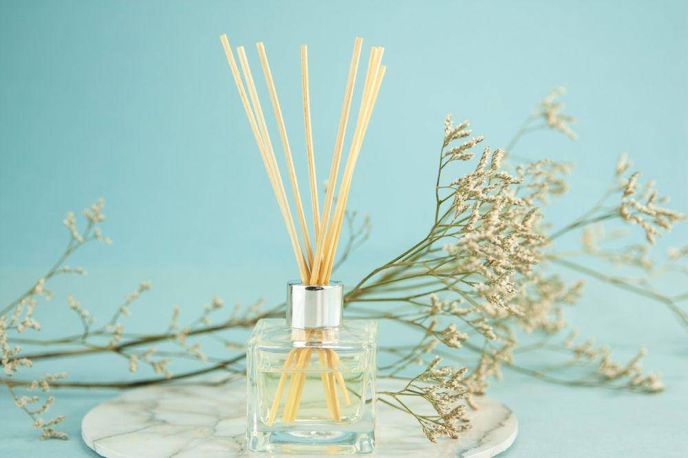 ilusttrasi reed diffuser (pexels.com/Karen Laårk Boshoff)