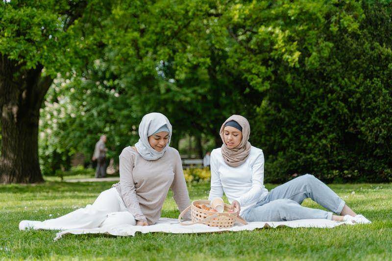 ilustrasi muslimah berbuat baik (pexels.com/ MART PRODUCTION)