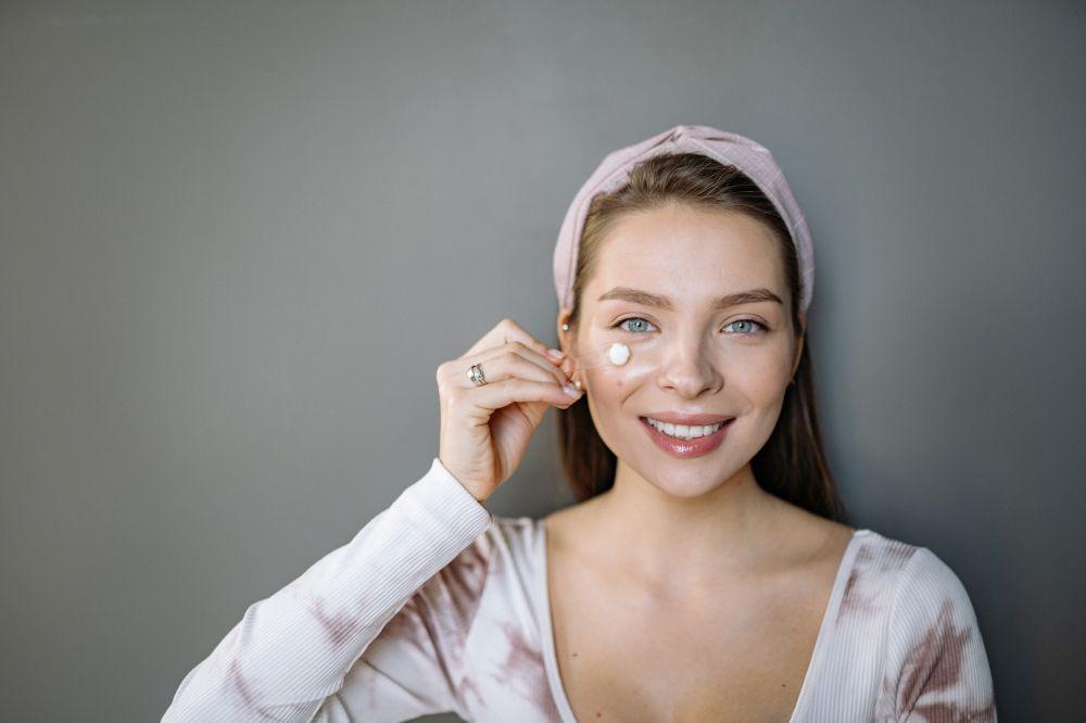 ilustrasi seorang wanita memakai skincare (pexels.com/Yan Krukau)
