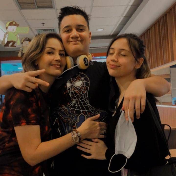 potret artis yang ditinggal meninggal pasangan karena sakit (instagram.com/rowienaumboh)