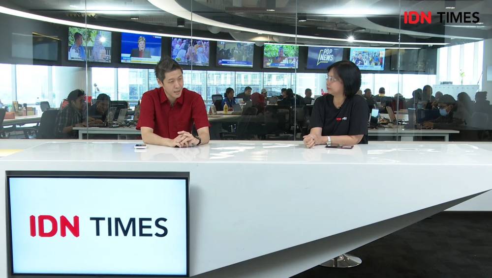 Jonathan menceritakan perjuangan tim Halodoc kepada Uni Lubis. (YouTube IDN Times)