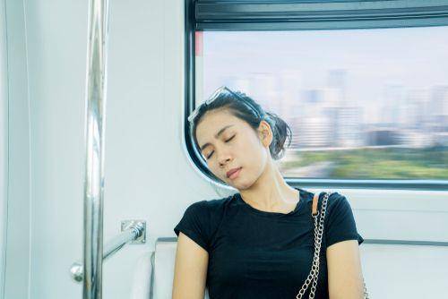Ilustrasi anak kos pulang menggunakan kereta (Shutterstock/Creativa Images)