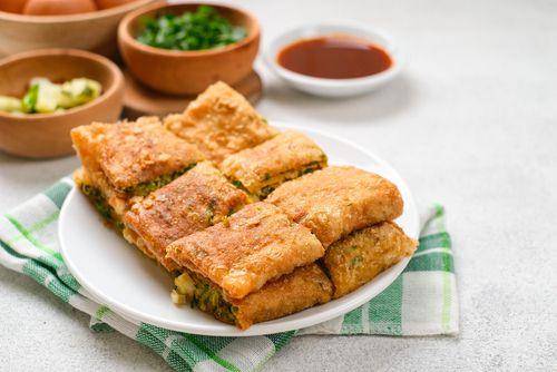 Martabak telor sebagai menu buka puasa (Shutterstock/Rembolle)