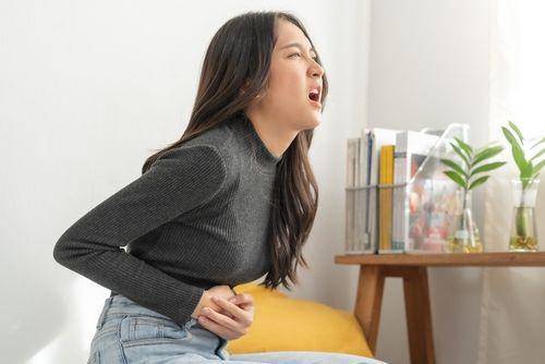 Ilustrasi anak kos wanita sedang asam lambung (Shutterstock/Kmpzzz)