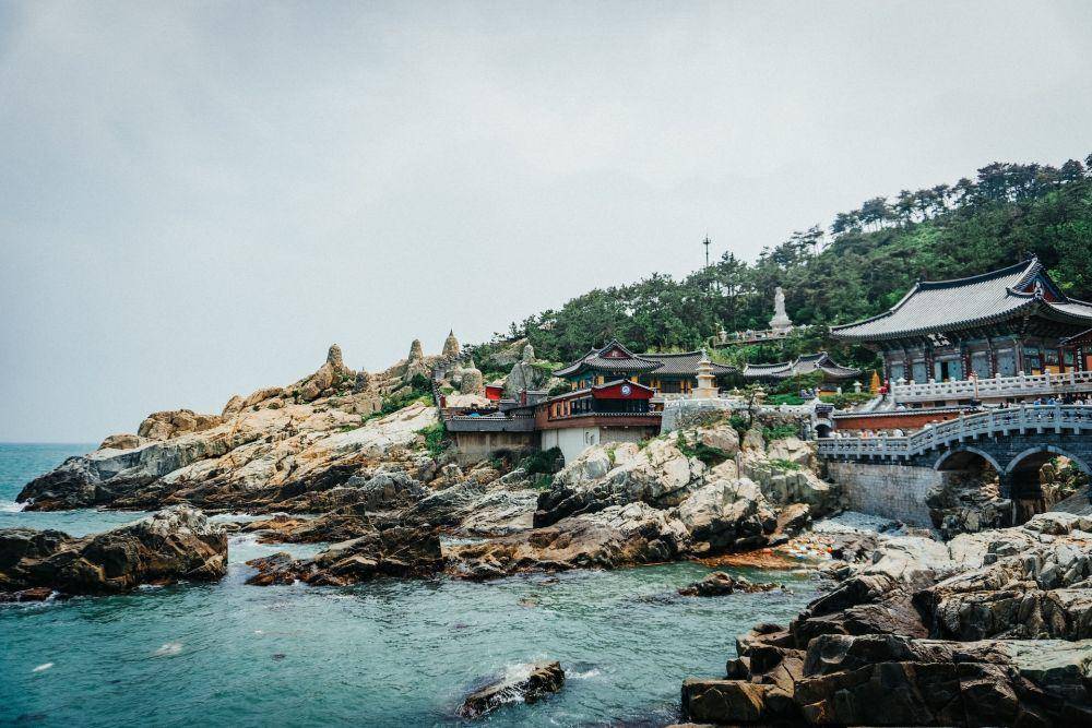 ilustrasi Haedong Yonggungsa di Busan (unsplash.com/Thomas Roger Lux)