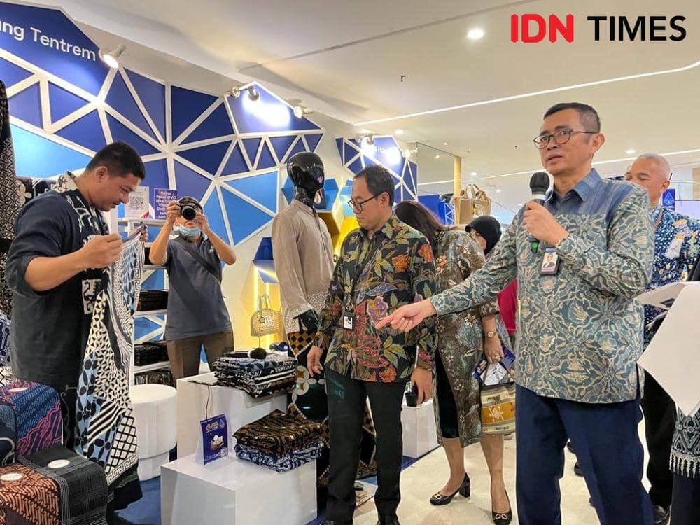 Kepala Perwakilan Bank Indonesia Provinsi Jawa Tengah, Rahmat Dwisaputra mengunjungi stan pameran pelaku UMKM di pameran UMKM Gayeng 2023 di Mal Tentrem Semarang, Rabu (12/4/2023). (IDN Times/Anggun Puspitoningrum)