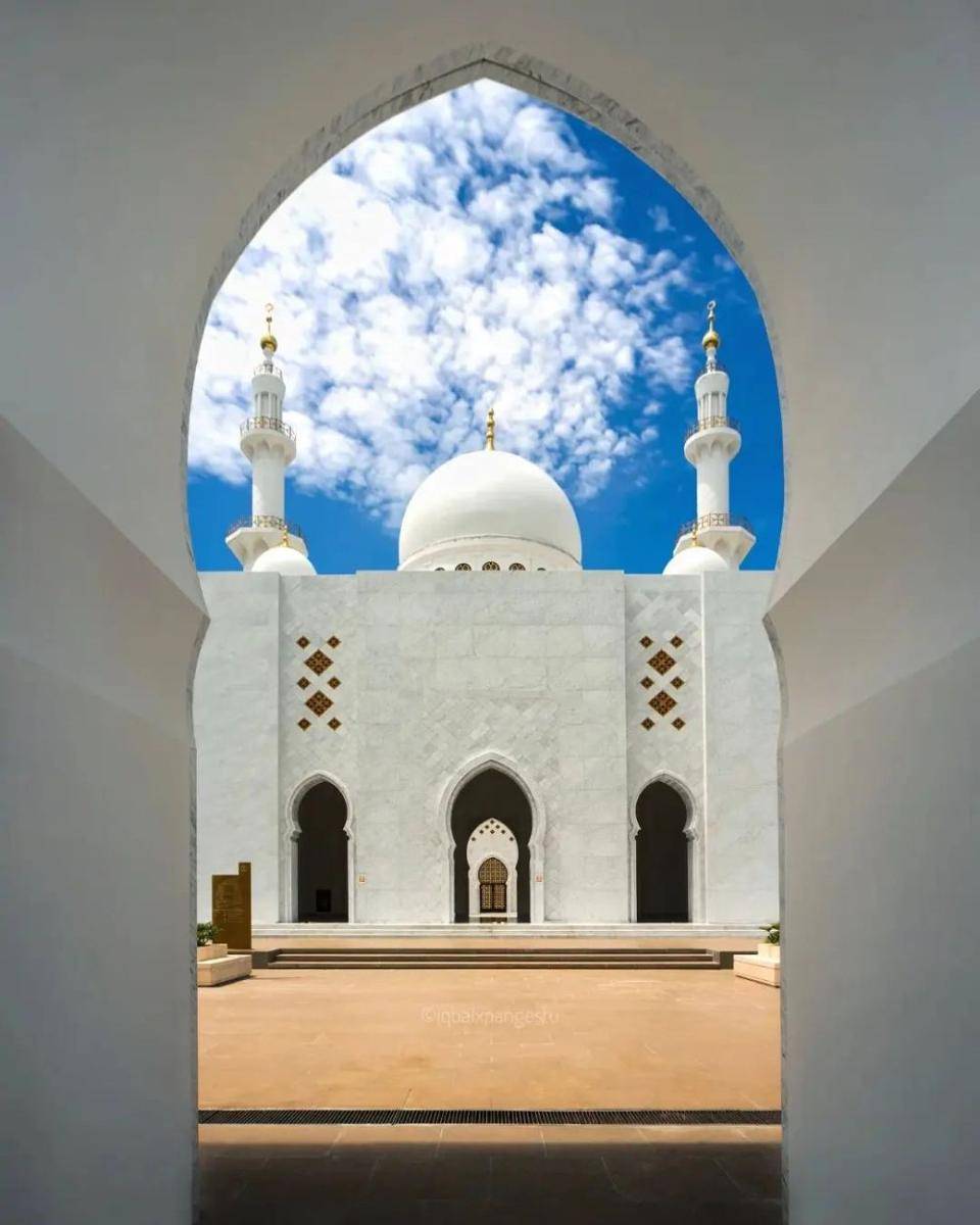 Masjid Raya Syeikh Zayed (instagram.com/iqbalxpangestu)