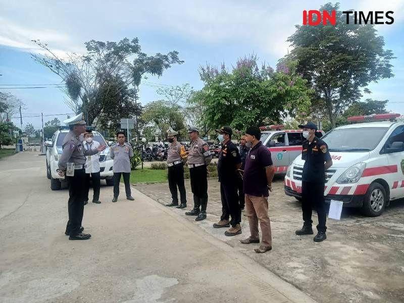 Pengarahan bagi supir ambulance oleh anggota Satlantas Polres PPU dan Dishub PPU usai ramp check hadapi mudik lebaran (IDN Times/Ervan)