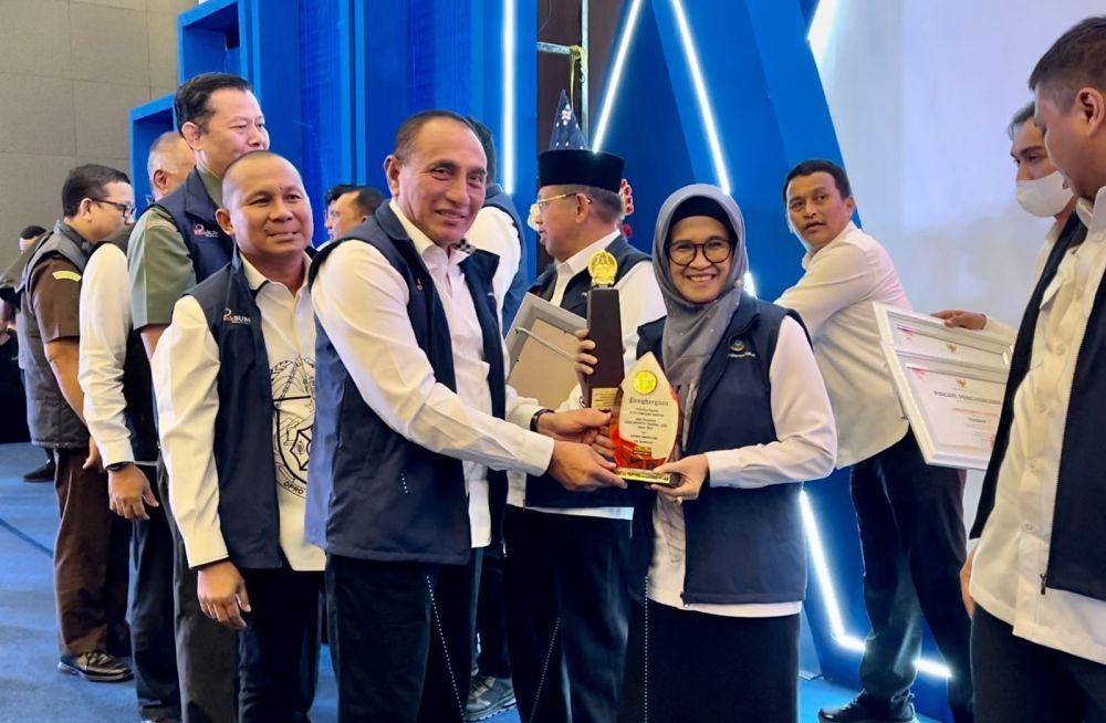 Wali Kota Pematang Siantar Susanti Dewayani menerima Penghargaan dari Gubernur Edy Rahmayadi. (Dok. IDN Times)