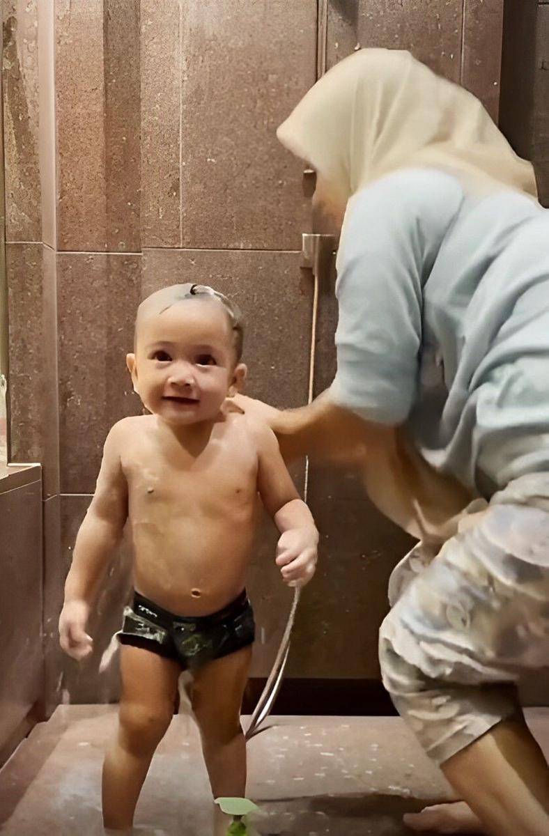 potret Rayyanza mandi (instagram.com/videoladygigi)