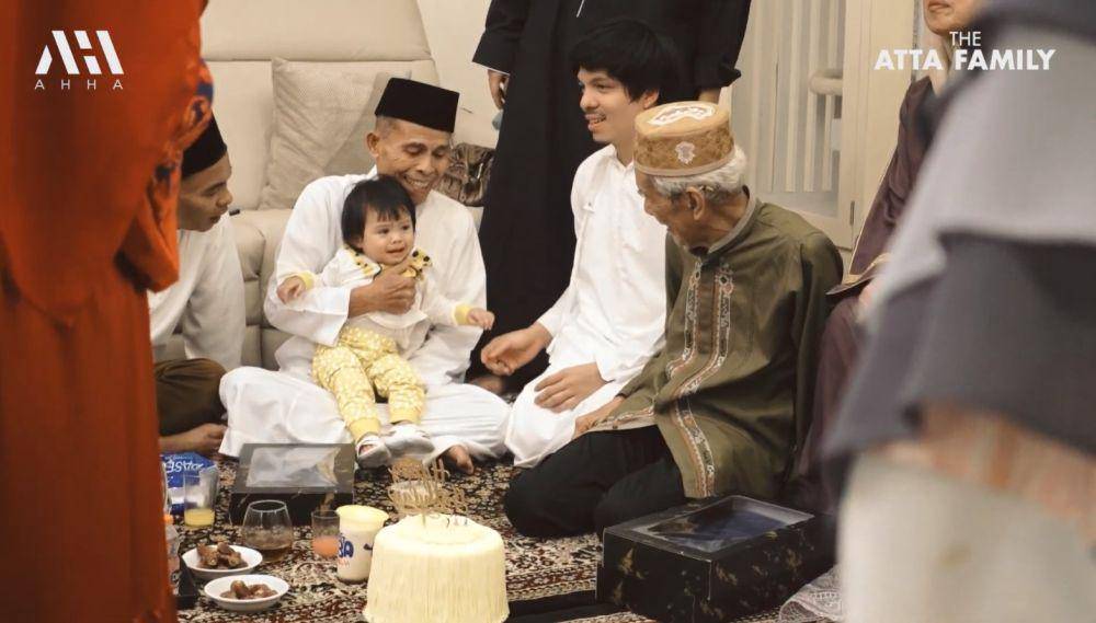 Atta buka puasa dengan keluarga besar (YouTube.com/AH)