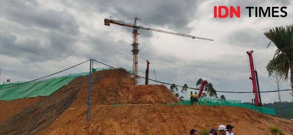 Menteri Koordinator Politik Hukum dan Keamanan Mahfud MD meninjau pembangunan Ibukota Negara Nusantara (IKN) di Penajam Paser Utara (PPU) Kalimantan Timur, Kamis (13/4/2023). (IDN Times/Hilmansyah)