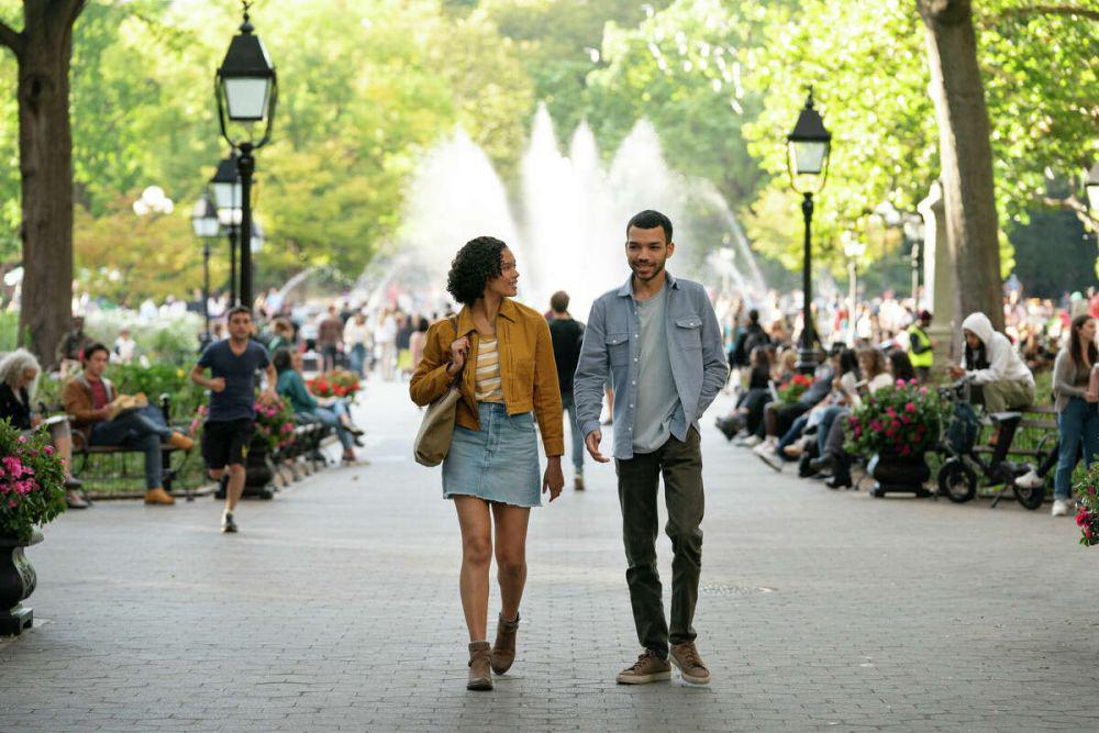 Briana Middleton dan Justice Smith dalam film Sharper. (dok. A24/Sharper)