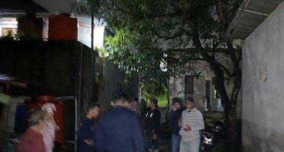Personel Polsek Manggala saat memdatangani lokasi suami tikam istri. (Istimewa)