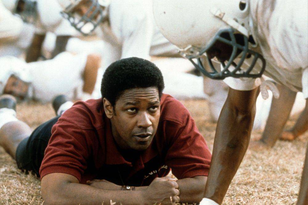 Denzel Washington dalam film Remember the Titans (dok. Walt Disney Pictures/Remember the Titans)