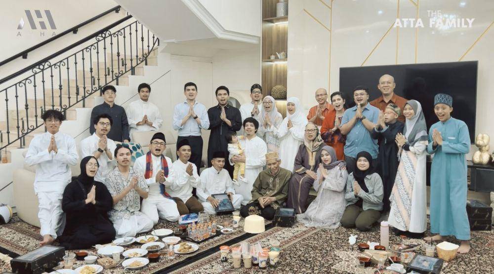 Atta buka puasa dengan keluarga besar (YouTube.com/AH)