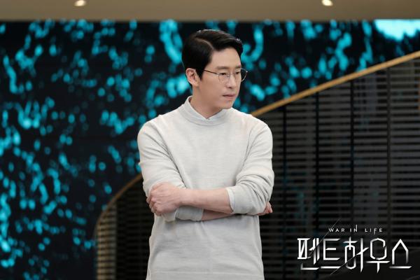 Uhm Ki Joon di drama The Penthouse: War in Life (dok. SBS/The Penthouse:War in Life)